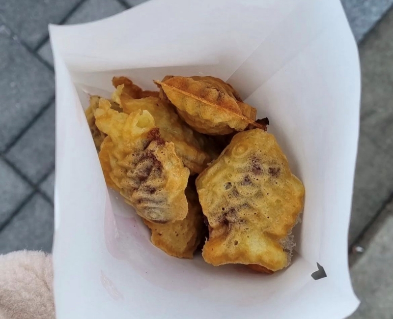 Bánh cá ngon nhất khi ăn lúc còn nóng và là món ăn vặt tuyệt vời đáp ứng ba tiêu chí “ngon, bổ, rẻ” vào những ngày mùa đông lạnh giá. (Ảnh: Nguyễn Hà Linh)