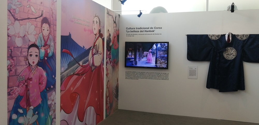 “La manga roja”, narra la historia de amor entre el Rey Jeonjo de la Dinastía Joseon y una dama de la corte, es una de las obras que hace parte de la exposición ´¡Hola! K-Webtoon´ presentada en los Estudios Churubusco Azteca de la ciudad de México.