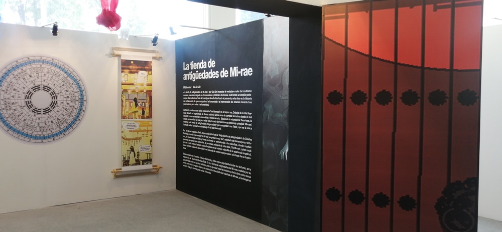 “La tienda de antigüedades de Mi-rae” narra la historia de una joven que va en busca de una lista y se ve inmersa en situaciones inexplicables con seres sobrenaturales, es una de las obras que hace parte de la exposición ´¡Hola! K-Webtoon´ presentada en los Estudios Churubusco Azteca de la ciudad de México.