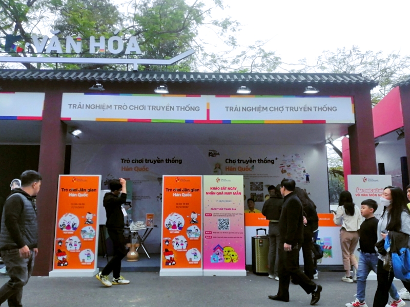 Nhiều tổ chức, doanh nghiệp nổi tiếng của Hàn Quốc và Việt Nam đã đến tham dự lễ hội. (Ảnh: Lưu Thị Thu Loan)