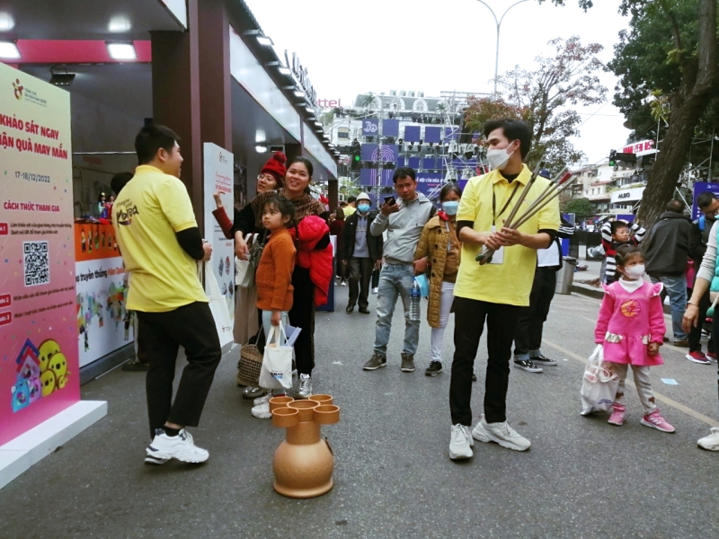 Một số trò chơi truyền thống nổi tiếng của Hàn Quốc được tổ chức tại khu vực K-Văn hóa. (Ảnh: Lưu Thị Thu Loan)
