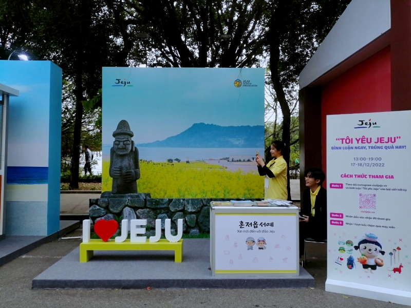 Khu vực để mọi người check in, chụp ảnh và nhận về những món quà thú vị. (Ảnh: Lưu Thị Thu Loan)