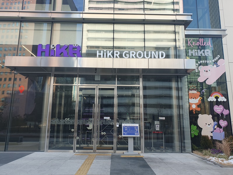 Phía ngoài cổng chính của HiKR Ground. (Ảnh: PVDD Nguyễn Ngọc Quang)