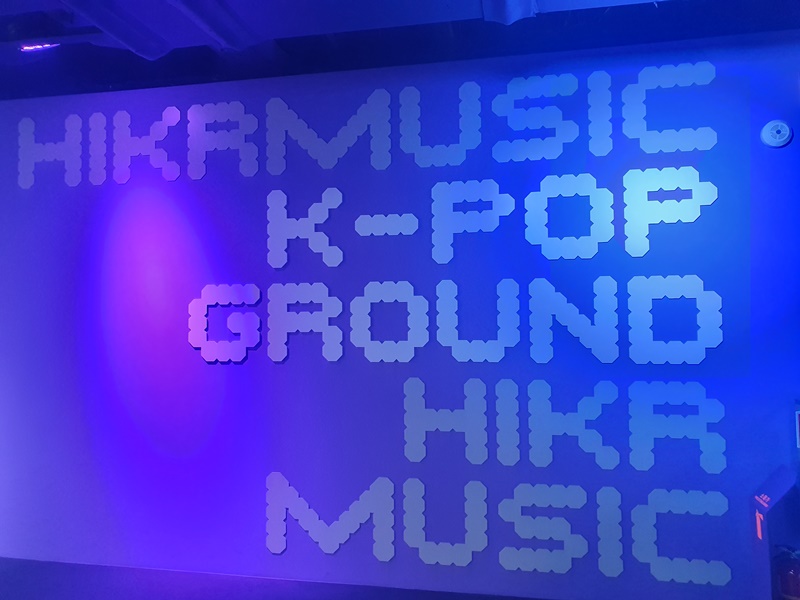 Trải nghiệm K-pop ở tầng 2. (Ảnh: PVDD Nguyễn Ngọc Quang) 