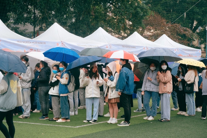 Dù thời tiết không được thuận lợi nhưng Lễ hội Kimchi & Đặc sản Hàn Quốc 2022 vẫn thu hút đông đảo các bạn trẻ tới trải nghiệm. (Ảnh: Đặng Xuân Dương)