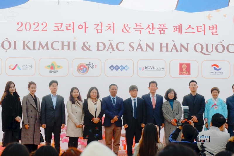 Các đại biểu cùng nhau chụp ảnh kỷ niệm tại Lễ hội. (Ảnh: Đặng Xuân Dương) 