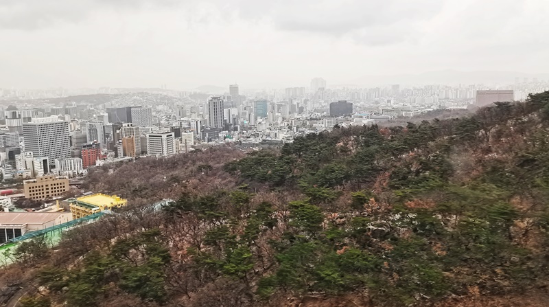 缆车沿南山山坡缓缓上升，几分钟内就抵达海拔480米的南山塔。韩宣网名誉记者白若晶 摄