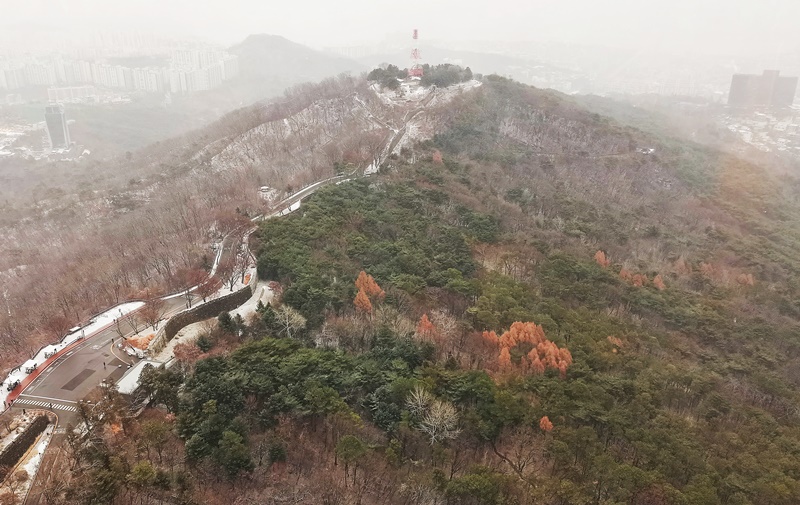 从展望台俯视蜿蜒盘旋在南山上的汉阳城墙。韩宣网名誉记者白若晶 摄
