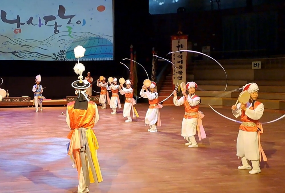 La música tradicional coreana siempre ha sido una de las cosas que más ha llamado mi atención, especialmente por la variedad de instrumentos autóctonos que mezclan los artistas para crear melodías diferentes a las de otros países. Dentro de mis instrumentos favoritos se encuentra el tambor de reloj 