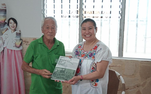 Vasthi recibió como regalo el libro ¨Deseo del henequén, el sueño coreano¨ del Sr. Antonio, edición que recoge la historia de los coreanos que emigraron a México y a Cuba para trabajar en el henequén. Fuente Dayviana Díaz.