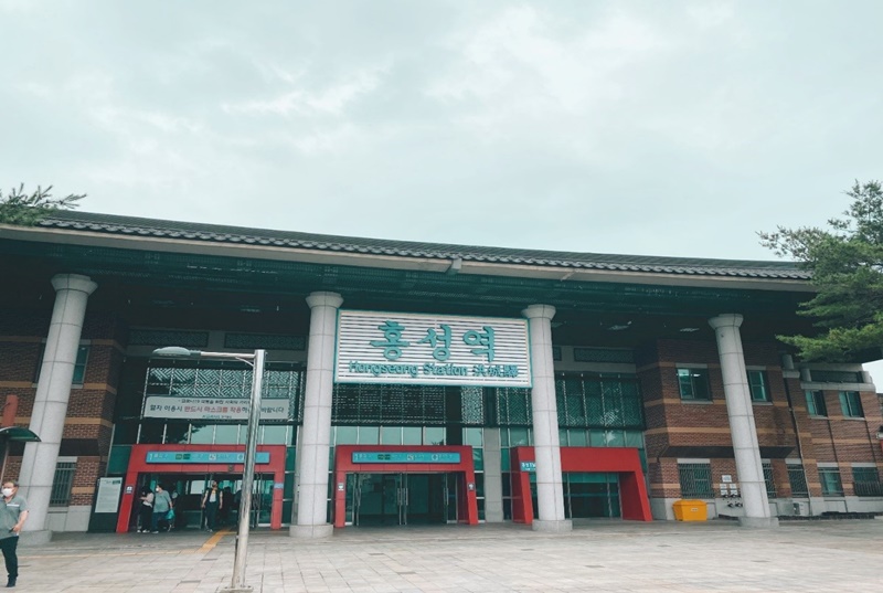 Dừng chân tại ga Hongseong, chúng ta có thể lựa chọn tiếp tục di chuyển đến các địa điểm khác trong huyện bằng xe buýt hoặc taxi. (Ảnh: Nguyễn Thị Huyền Trang)