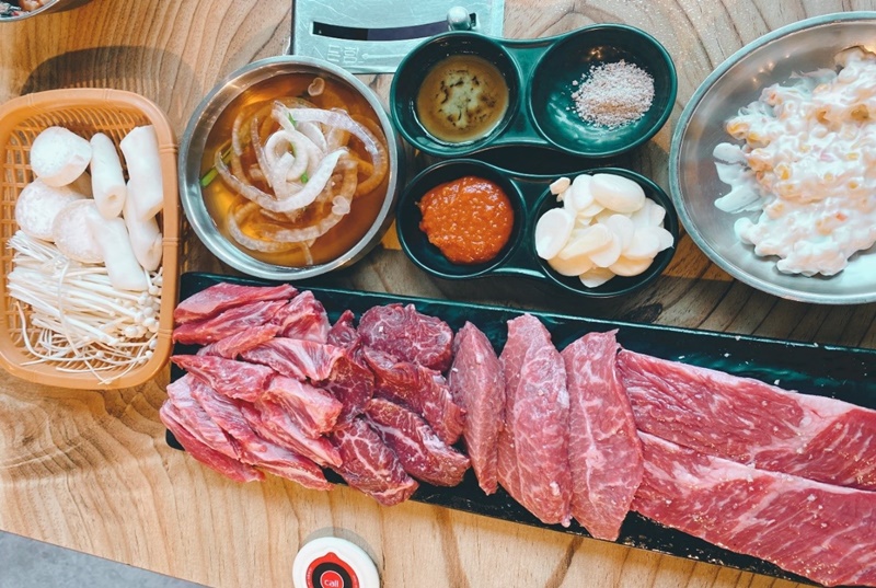 Suất thịt bò dành cho 3 người cùng với các món ăn kèm. Giá trung bình khoảng 25 nghìn won/người. (Ảnh: Nguyễn Thị Huyền Trang)
