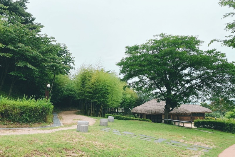 Nhà tưởng niệm nơi sinh của Lee Ungno có phòng triển lãm chính, phòng triển lãm ngoài trời, phòng đa năng và nơi ông sinh ra đã được khôi phục lại. Ngoài ra còn có công viên Yeonji và quán cà phê sách, cung cấp không gian để du khách có thể trải nghiệm các hoạt động giáo dục khác nhau cũng như xem các tác phẩm của Lee Ungno. (Ảnh: Nguyễn Thị Huyền Trang)