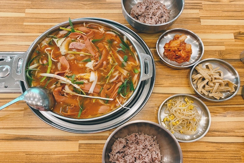 Phần canh budae-jjigae lớn dành cho hai người với đầy đủ giăm bông, xúc xích, các loại ra củ kết hợp. (Ảnh: Nguyễn Thị Huyền Trang).