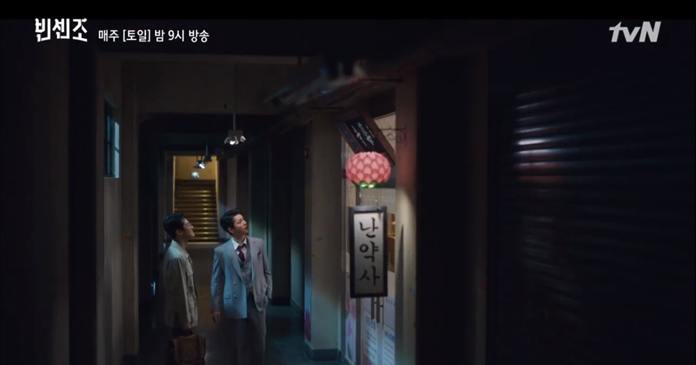 Escena del drama Vincenzo en la cual el monje principal Jeok-ha, esta meditando sobre un cojín en posición de flor de loto y con los ojos cerrados frente al altar. | Página web oficial de CJ NEWSROOM