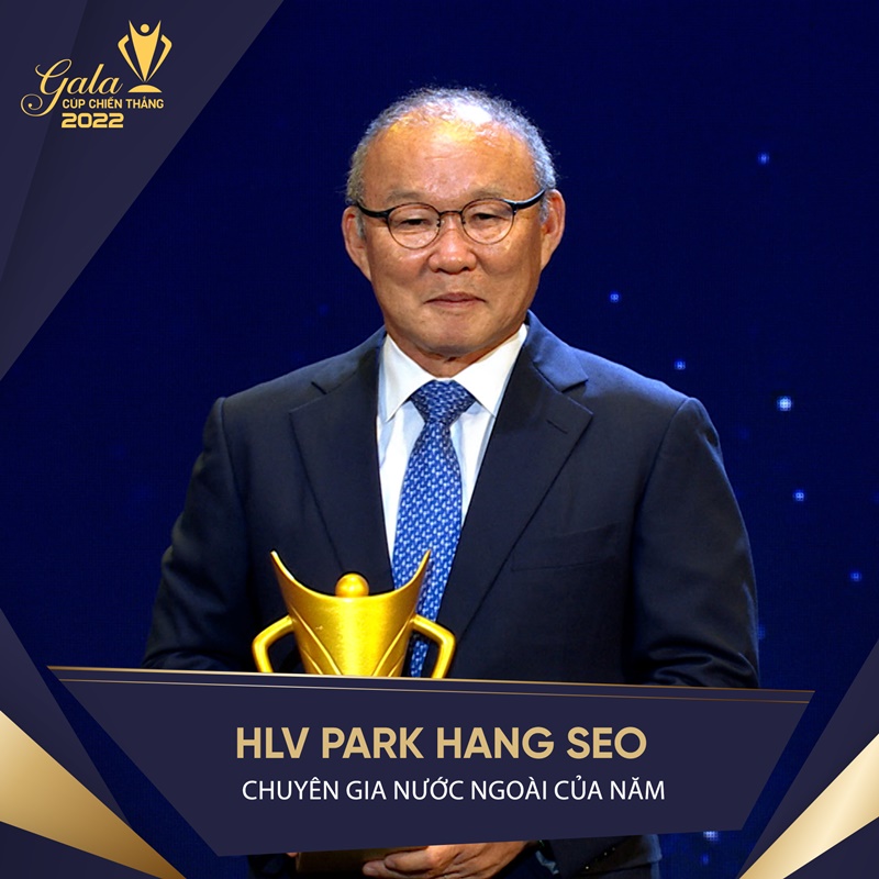 Park Hang-seo, head coach of the Vietnamese national soccer team, on Jan. 11 accepts the award for best foreign coach at the 2022 Victory Cup awards held at the Au Co Arts Center in Hanoi, Vietnam. (On Sports' Facebook page) 