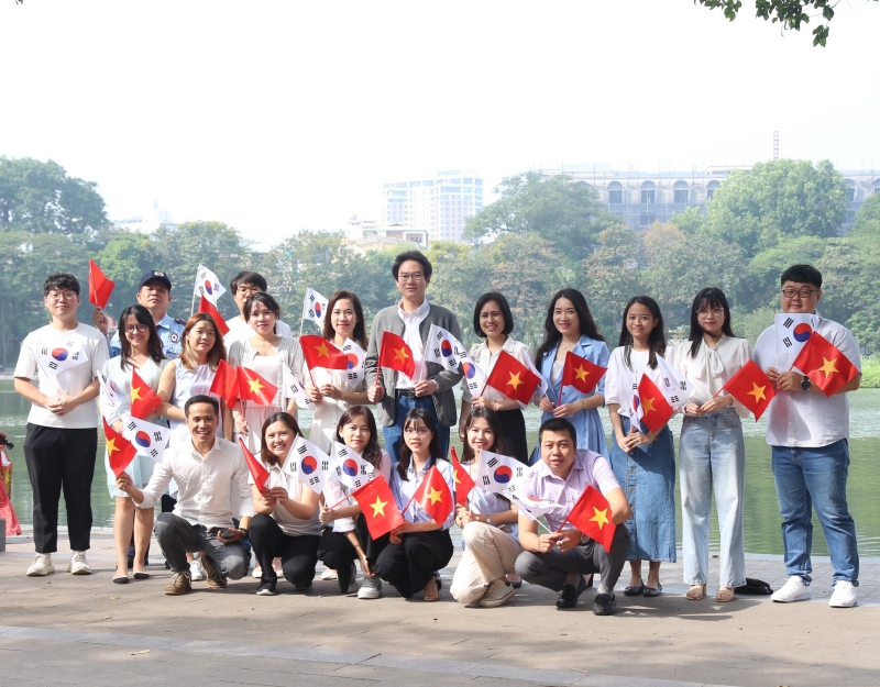 Ông Suk Jin Young (ở giữa) – Giám đốc Trung tâm Văn hóa Hàn Quốc tại Việt Nam cùng toàn thể đội ngũ nhân viên. (Ảnh: Trung tâm Văn hóa Hàn Quốc tại Việt Nam)