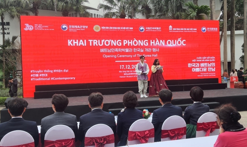 Lễ khai trương Phòng Hàn Quốc với sự góp mặt của các đại biểu Hàn Quốc và Việt Nam. (Ảnh: Bùi Thái Hường)