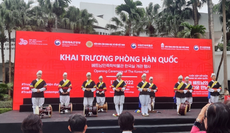 Tiết mục biểu diễn Samulnori mở màn cho buổi lễ khai trương Phòng Hàn Quốc. (Ảnh: Bùi Thái Hường)
