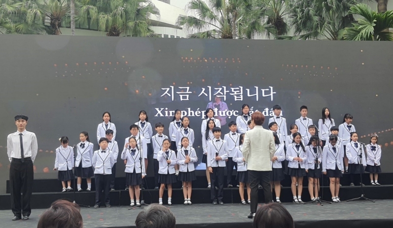 Phần trình diễn của các em thiếu nhi trong dàn hợp xướng Việt - Hàn. (Ảnh: Bùi Thái Hường)