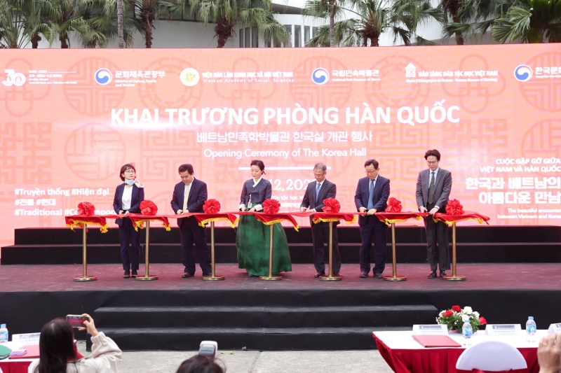 Các đại biểu cùng nhau cắt băng khánh thành khai trương phòng Hàn Quốc. (Ảnh: Trang Facebook chính thức của Đại sứ quán Hàn Quốc tại Việt Nam)