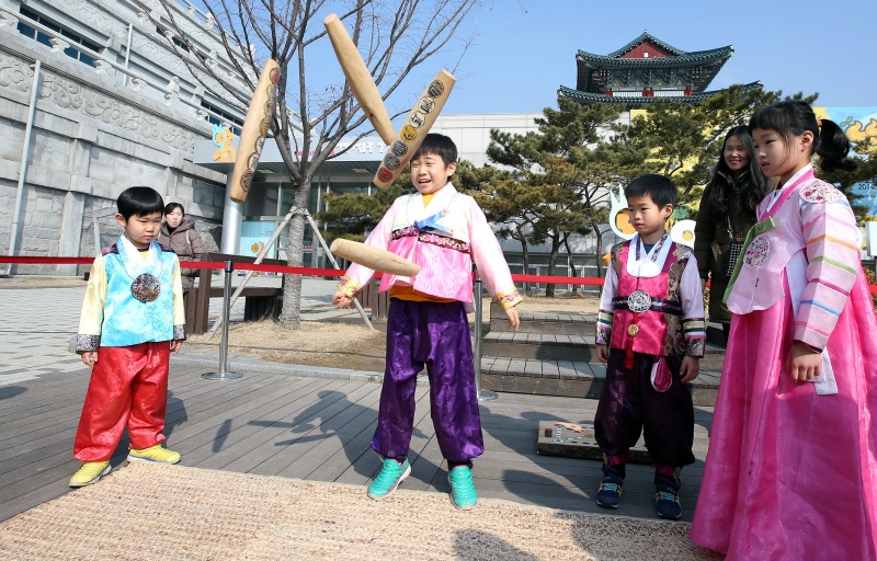 Дети играют в традиционную корейскую игру «юннори». / Фото: Korea.net