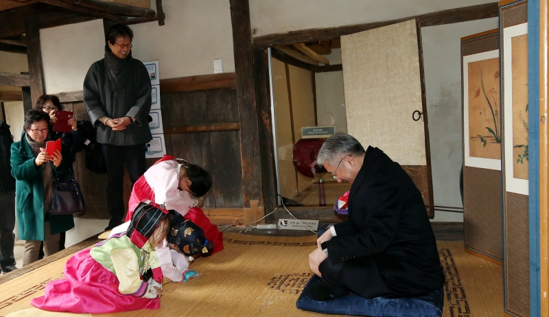Дети делают поклоны старшим членам семьи «сэбе». / Фото: Korea.net 