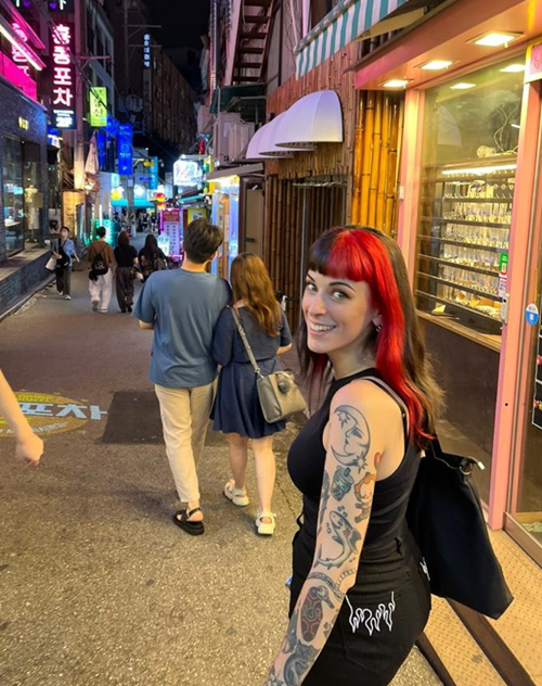 La creadora de contenido coreano Alicia Vega, conocida como ‘Alice’ en la plataforma de TikTok se toma una foto en Seúl durante su viaje a Corea.