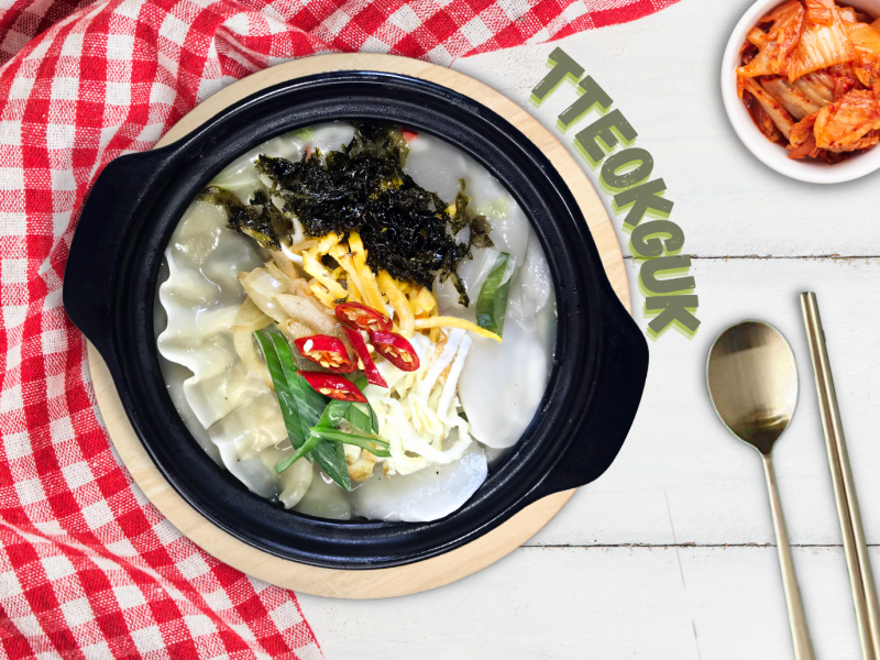 Tteokguk (canh bánh gạo) là một trong những món ăn không thể thiếu trong mâm cơm ngày Tết của người Hàn Quốc. (Ảnh: Lưu Hoàng Nhi)