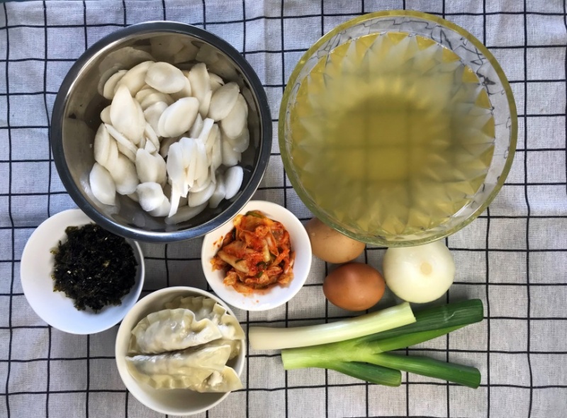 Các nguyên liệu cho món canh bánh gạo. (Ảnh: Lưu Hoàng Nhi)