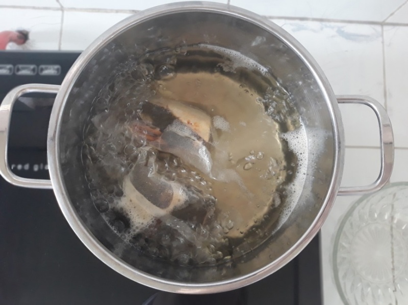 Ta nấu nước dùng cho món canh. (Ảnh: Lưu Hoàng Nhi)