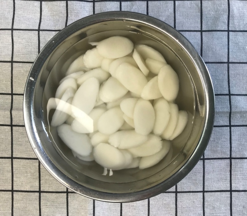 Ta ngâm bánh gạo đến khi mềm. (Ảnh: Lưu Hoàng Nhi)
