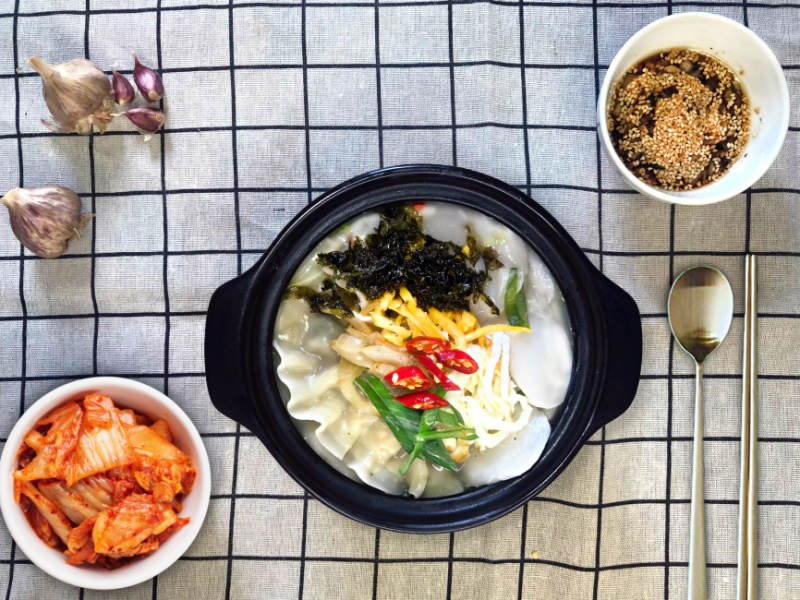 Ta chuẩn bị thêm Kimchi và chén nước chấm ăn kèm sẽ giúp món ăn trở nên ngon miệng hơn. (Ảnh: Lưu Hoàng Nhi)