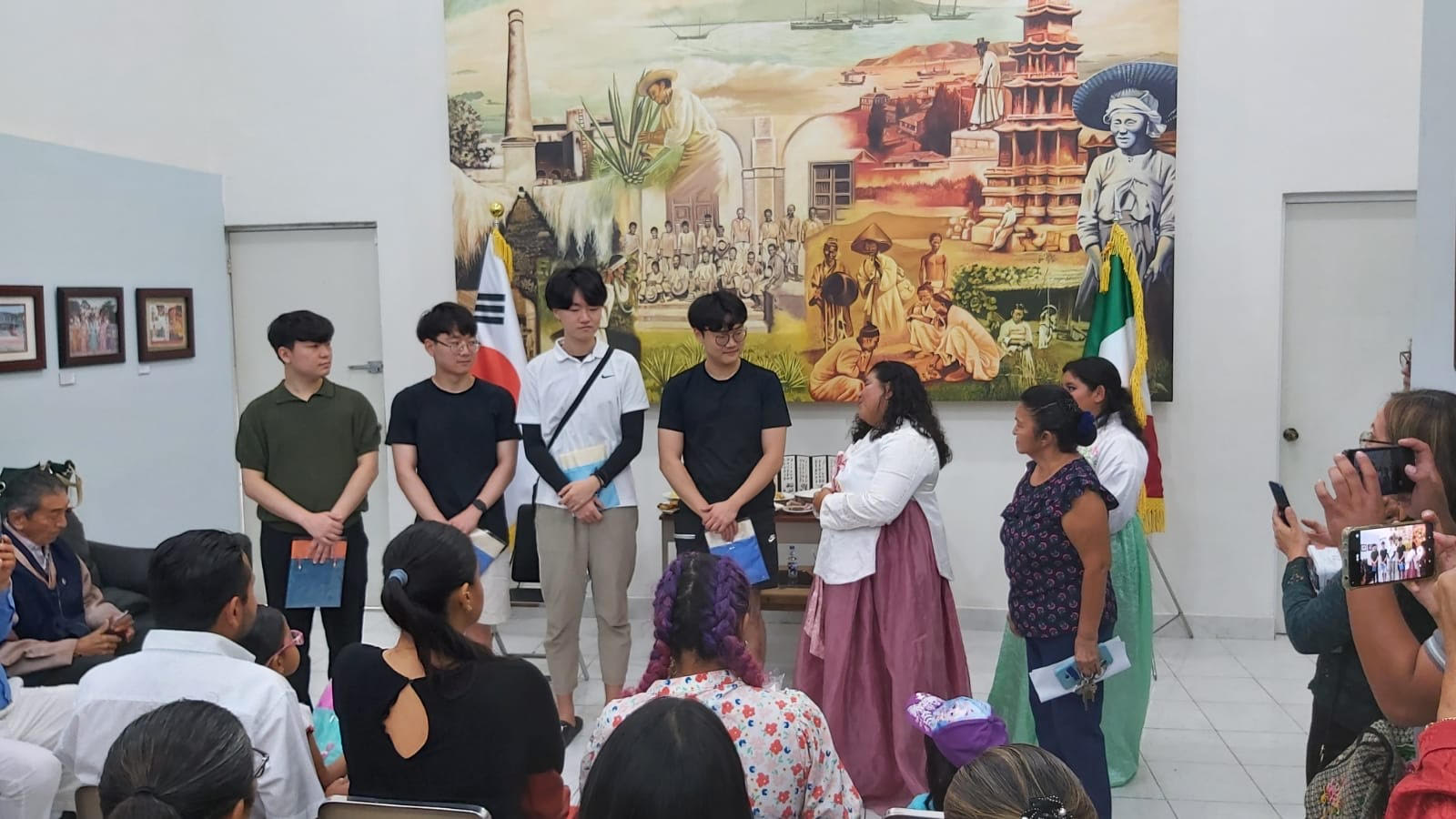 Jóvenes de la Universidad Nacional de Pukyong explicando las tradiciones coreanas