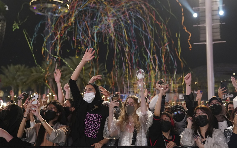 The audience at a K-pop concert on Jan. 16, 2022, cheer at Jubilee Park in Expo City of Dubai, the United Arab Emirates. (Yonhap News)