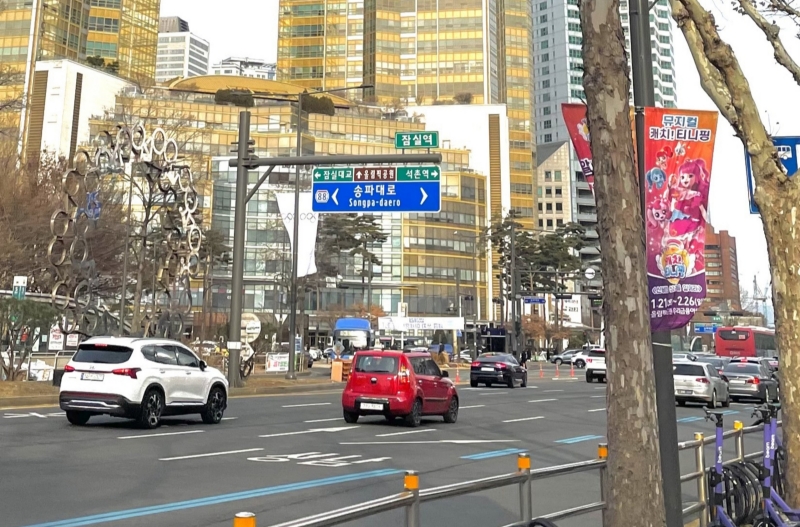 Một góc con đường Songpa-daero, Seoul giao thông thưa thớt, khác hẳn ngày thường trong những ngày nghỉ lễ Tết Seollal. (Ảnh: Chu Việt Anh) 