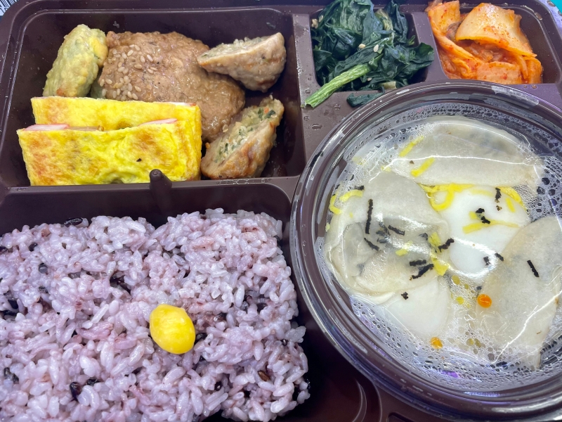 Suất đồ ăn Tết với một số món đặc trưng như cơm đậu đỏ, tteokguk (canh bánh gạo), kimchi,... được bán tại các cửa hàng tiện lợi ở Hàn Quốc dành cho những người có dự định đón Tết một mình. (Ảnh: Chu Việt Anh)