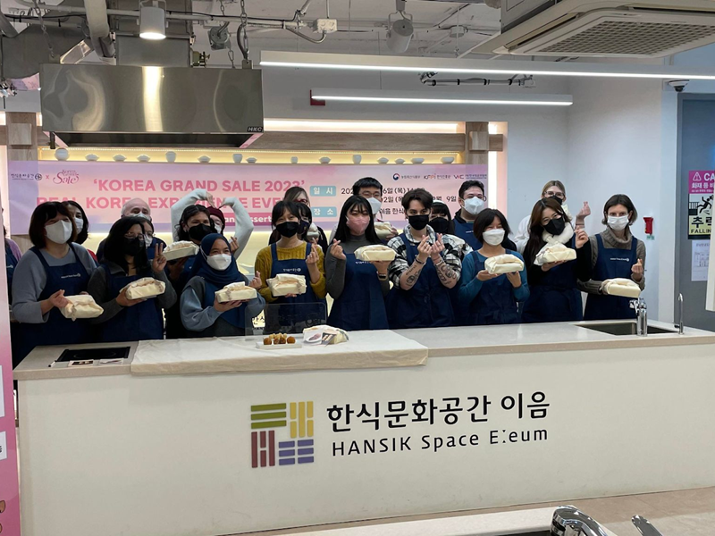 Các bạn K-Influencer và Phóng viên danh dự của Korea.net tham gia sự kiện tại HANSIK Space E:eum. (Ảnh: Nguyễn Ngọc Quang)