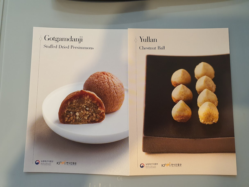 Hai món ăn nhẹ truyền thống của Hàn Quốc Yullan và Gotgam-danji. (Ảnh: Nguyễn Ngọc Quang)