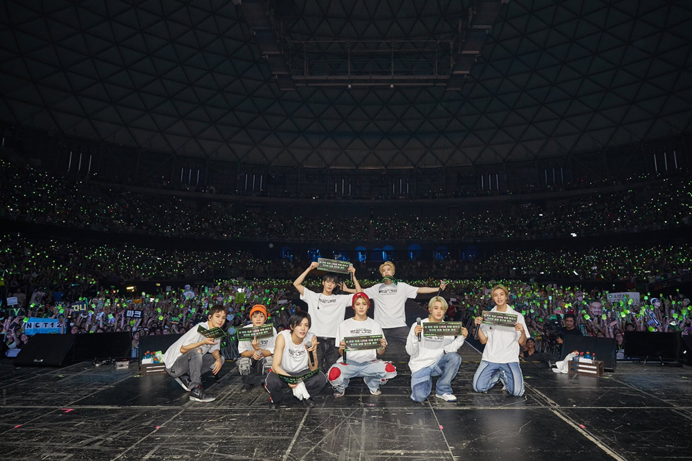 NCT 127 se tomó una foto con lo banners en Santiago. Foto cedida por NCT Chile