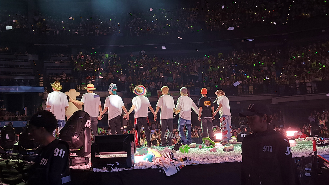 Los integrantes de 'NCT 127' se tomaron una foto con lo banners preparados por el club de fans de Chile durante su gira por Santiago. | NCT 