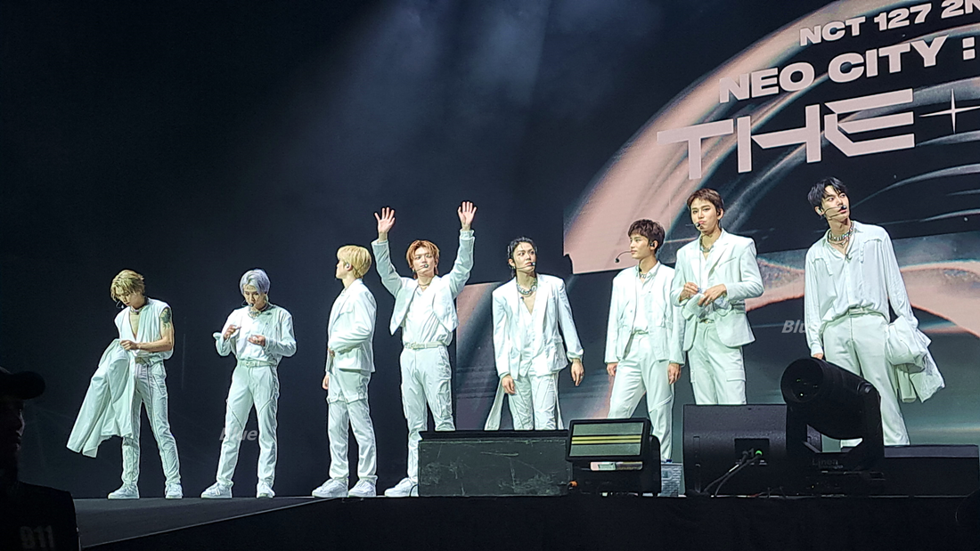 Los integrantes de 'NCT 127' se tomaron una foto con los sombreros vueltiaos preparados por el club de fans de Colombia durante su gira por Bogotá. | NCT Colombia