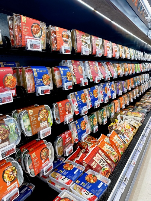 Готовые продуктовые наборы на полках корейского супермаркета. / Фото: Алена Коновалова