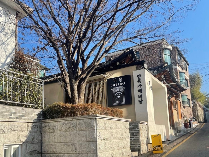 Một tiệm cafe xinh xắn với lối thiết kế truyền thống mái Hanok tại làng cổ Bukchon Hanok. (Ảnh: Nguyễn Hà Linh) 