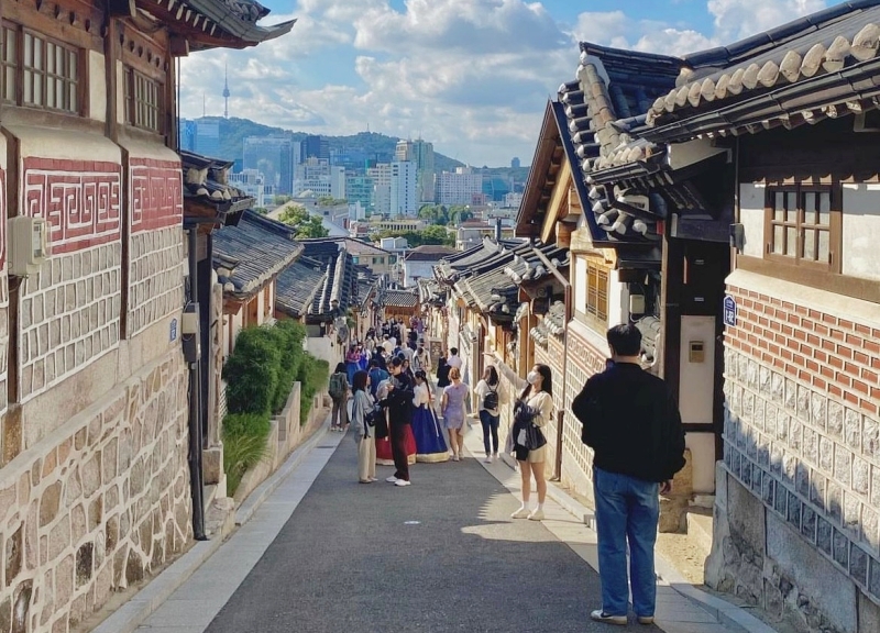 Vẻ đẹp của ngôi làng cổ Bukchon Hanok dưới ánh nắng chan hòa của ngày đông. (Ảnh: Nguyễn Hà Linh)
