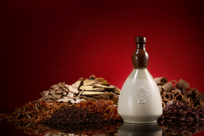Gamhongno is a traditional liquor made with rice, non-glutinous millet, longan arillus, cinnamon, dried tangerine peels, dried clove buds, ginger, licorice roots and lithospermi radix.