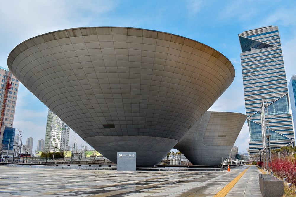 Vista lateral del centro de artes “Tri-Bowl”