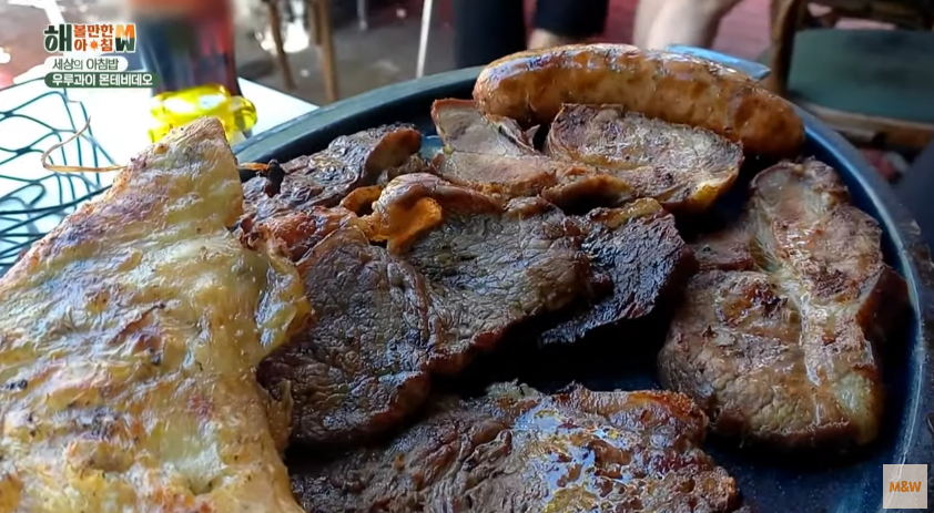 El asado es el plato más representativo de la región rioplatense.