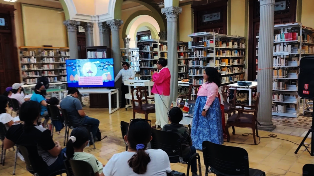 jóvenes descendientes, vestidos con el traje típico coreano, ofrecen lecturas a los niños de cuentos en coreano y español, y posteriormente realizan actividades lúdicas para que se familiaricen con la cultura coreana.