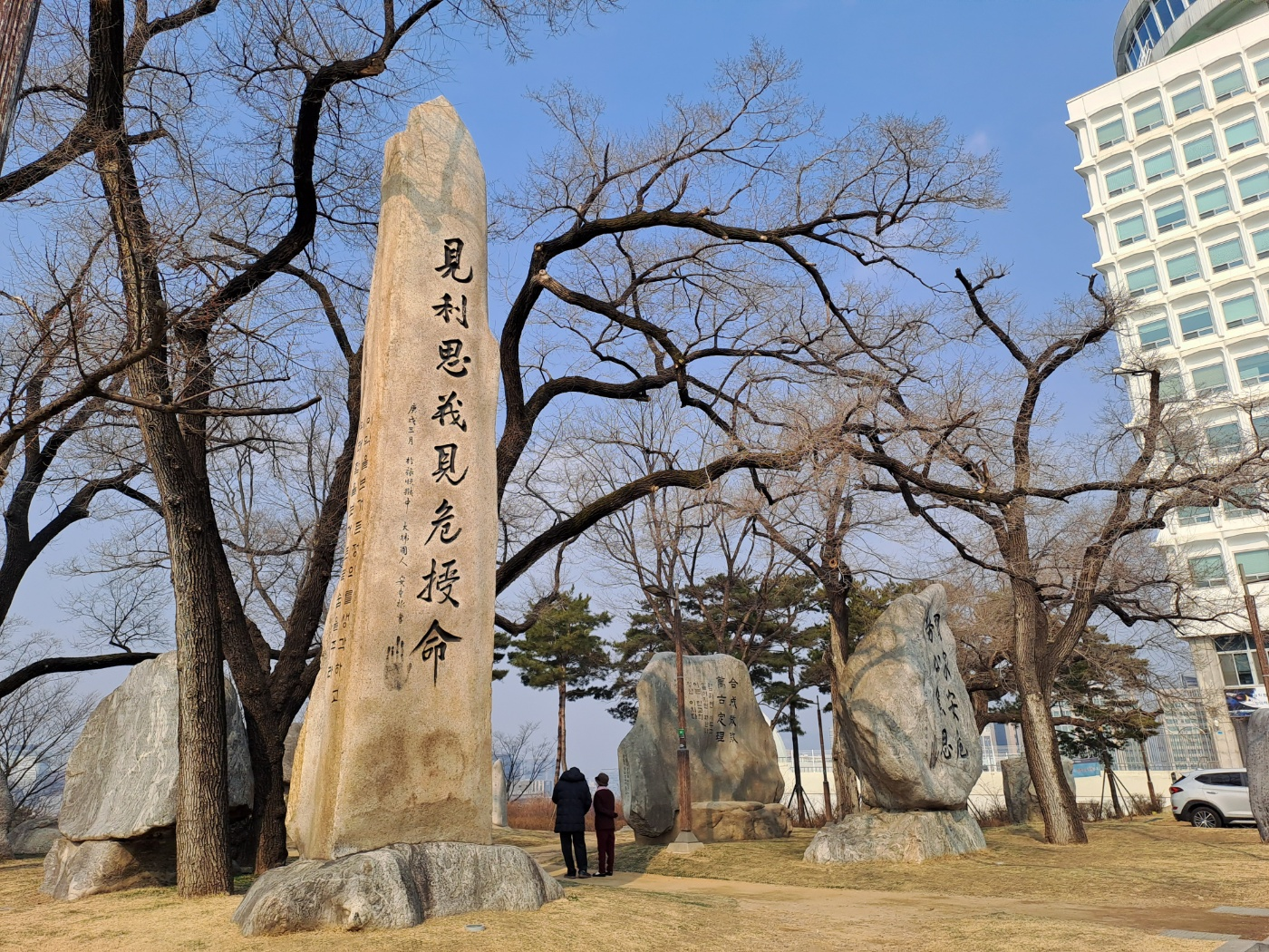 安义士广场里刻上了安重根遗墨的石头。韩宣网名誉记者卢颖彤 摄
